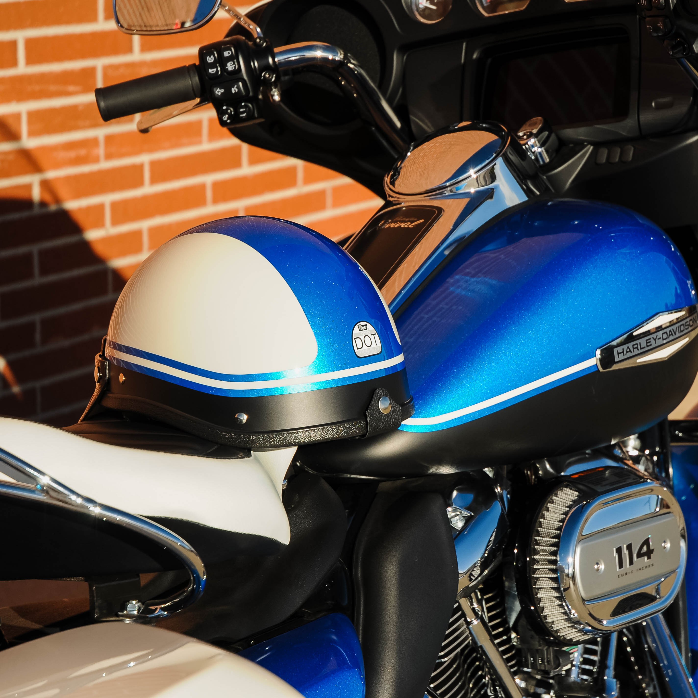 Super Seer, Custom, Color Matched, Harley-Davidson Electra Glide Revival Hi-Fi Blue with Birch White and Denim Vivid Black Revival Trim, Carbon Fiber Motorcycle Helmet