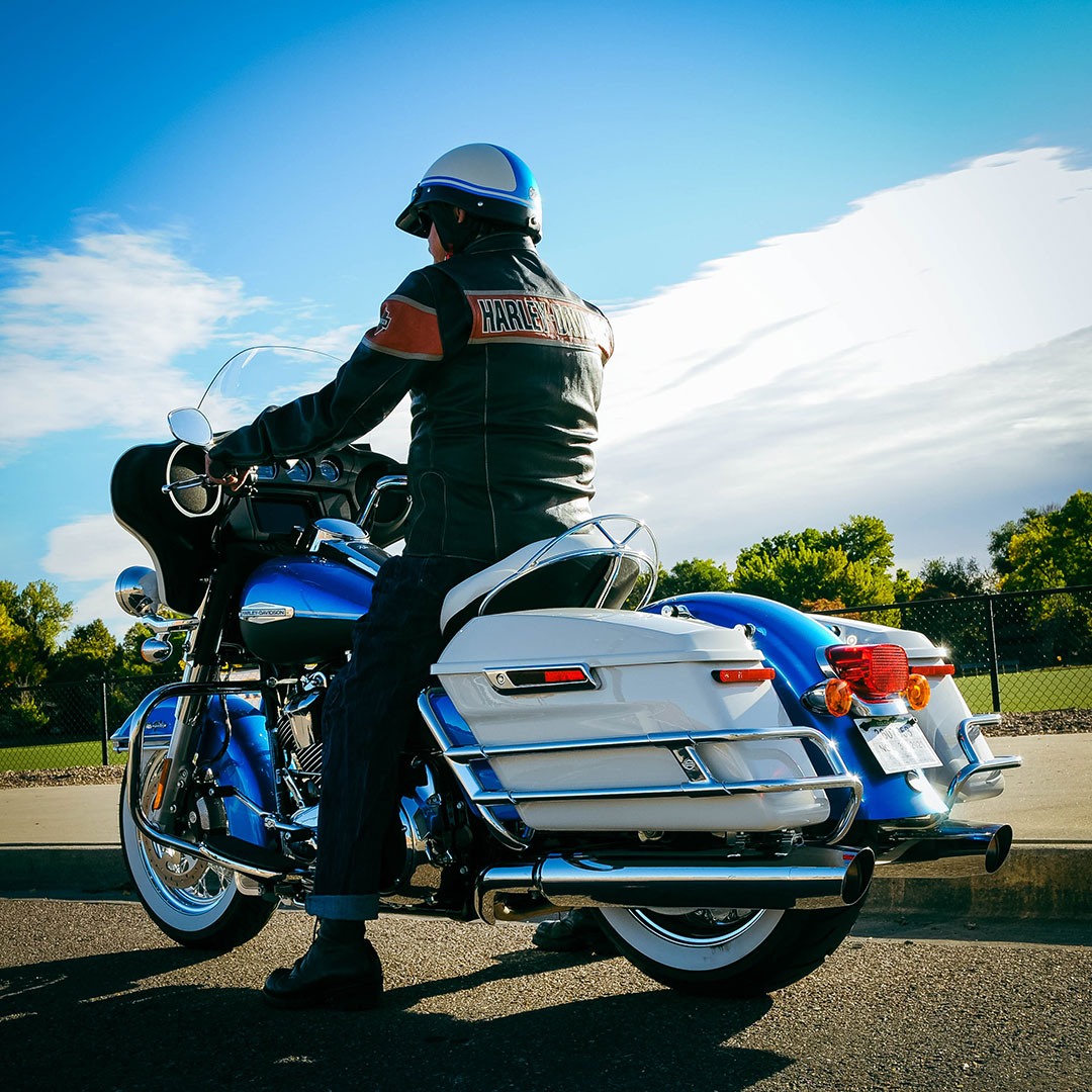 Super Seer Motorcycle Helmet painted Harley-Davidson Electra Glide Revival Hi-Fi Blue and Birch White